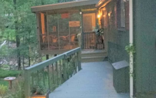 Eine tolle Hütte im Woods Resort, etwa 12 Minuten außerhalb von...