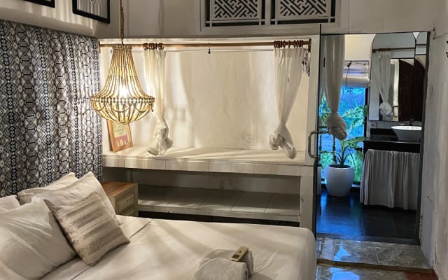 Chambre d'hôtes privée avec salle de bain, piscine et hôte sympathique dans une superbe villa - Photo 20