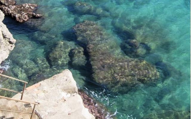Forteresse du XVIe siècle avec accès privé à la mer Méditerranée.