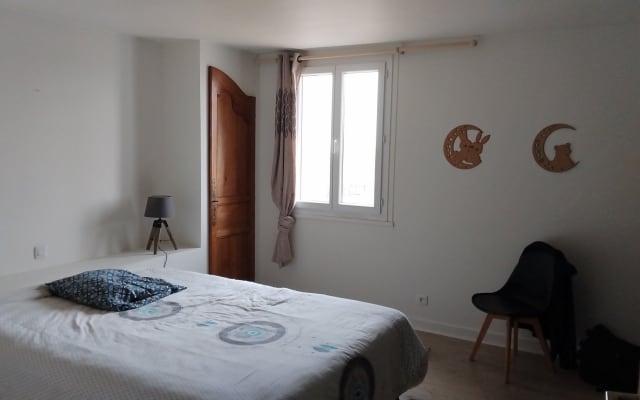Oferece um quarto num belo apartamento no centro da cidade