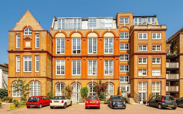 UNIQUE EN-SUITE ROOM IN STUNNING VICTORIAN SCHOOL NR ELEPHANT & CASTLE