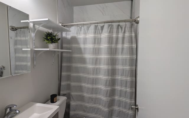 Private Bedroom with Unparalleled Views of NYC - Picture 14