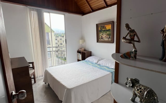 Habitación LGBTQ+ friendly en Envigado – Ambiente seguro y acogedor