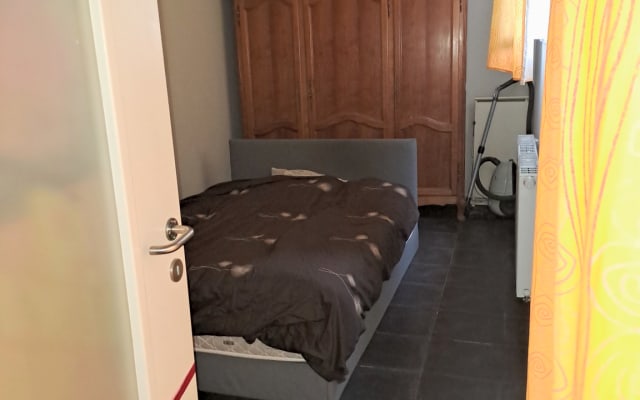 habitación amueblada en piso compartido para 3 o 4 hombres. Cuarto de...