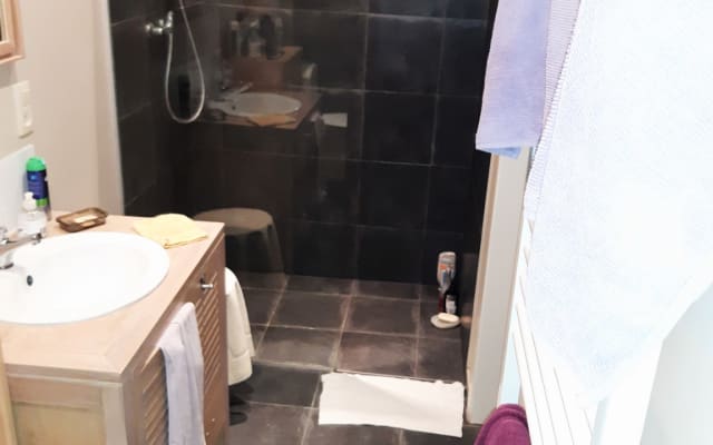 habitación amueblada en piso compartido para 3 o 4 hombres. Cuarto de...