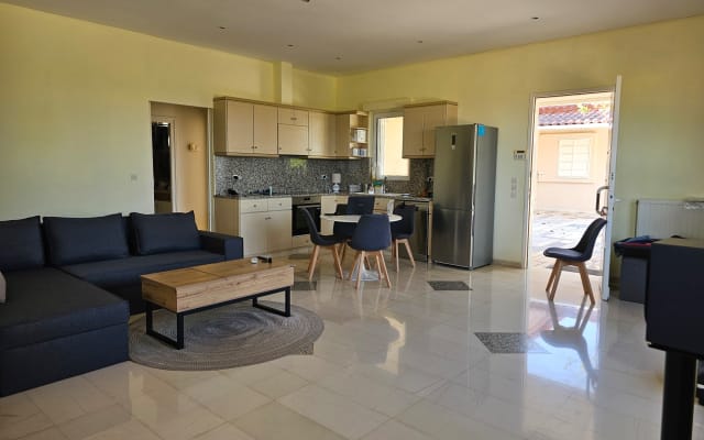1 Stockwerk, 90m2, grosses Wohn/Esszimmer/Küche, 3 Br, Klimaanlage...