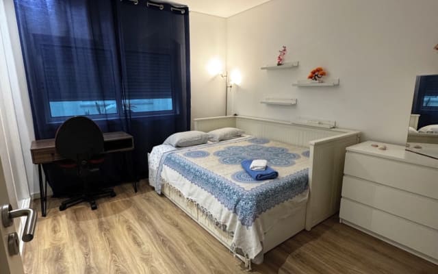 Annonce de Ewerton Jose sur misterb&b - Quarto com guarda-roupas, secretária e cama 195mt x 150mt.