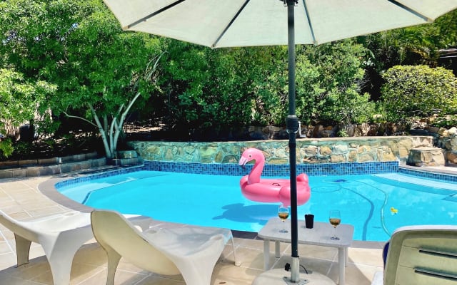 Anúncio de Nat and Craig em misterb&b - Large heated swimming pool