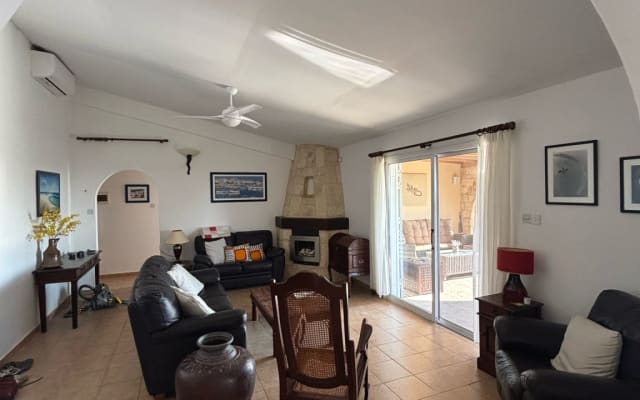 Spacious bungalow with beautiful sea view, pool and garden