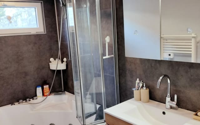 Quarto privado acolhedor numa casa partilhada