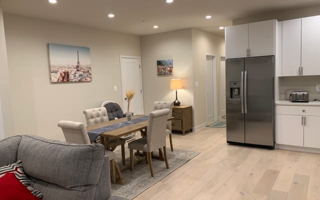 Schönes 2-Schlafzimmer-Apartment mit eigenem Eingang, Parkplatz und Wi-