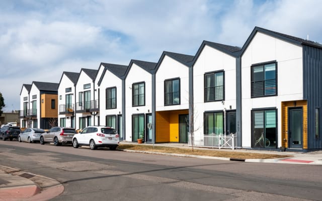Chambre et salle de bain privées dans une nouvelle maison de ville...