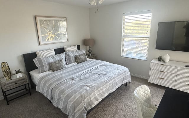 Private Room with Balcony in Stylish Modern Home - Inspirada