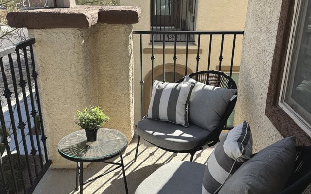 Camera privata con balcone in una casa moderna ed elegante - Inspirada