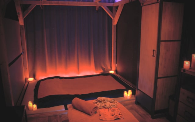 Julian Martin's listing on misterb&b - Futon in einer Pergola mit vielen Möglichkeiten für Fesselspiele, BDSM, Massagen etc. Hier kannst du auch schlafen. Wenn du es etwas weicher möchtest, kann noch eine zusätzliche Matratzenauflage darauf gelegt werden. 