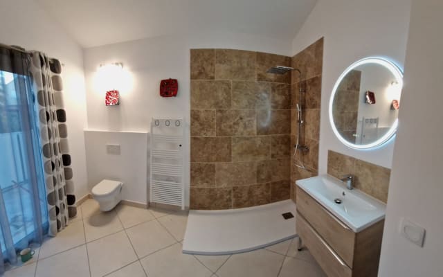 Chambre type suite parentale dans superbe Villa à 1km de la plage gay