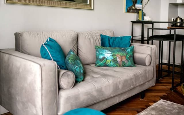 Welcome to this stylish ground-floor unit in Charlottenburg, Berline