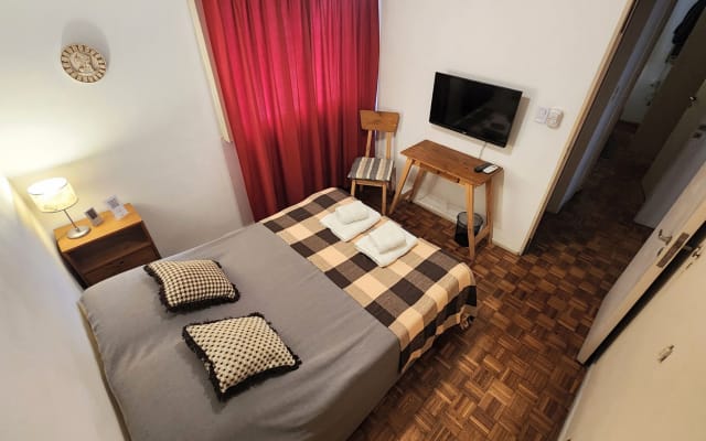 Private room in my apartment in Almagro, nudist friendly!