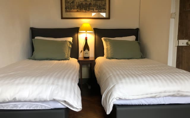 Maison historique dans un petit village médiéval Chambre double
