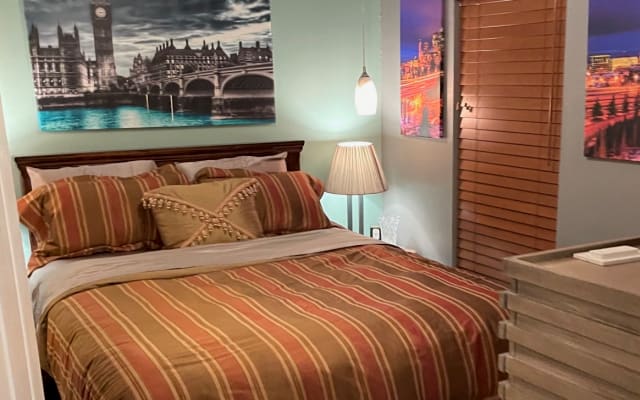 Restful and chic room in modern townhouse just in the heart of Oak...