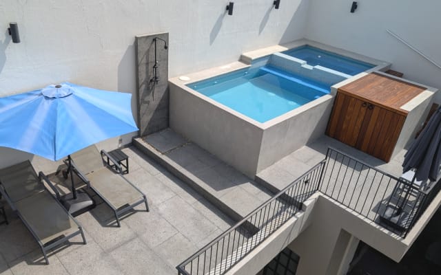 Randys Inserat auf misterb&b - Pool, jacuzzi, outdoor shower, and lounge area.