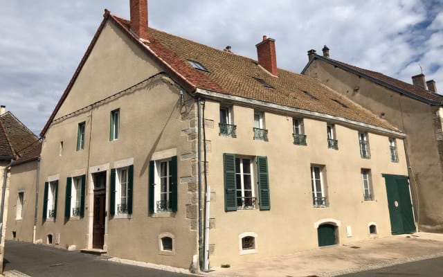 Maison historique dans un petit village médiéval Chambre double