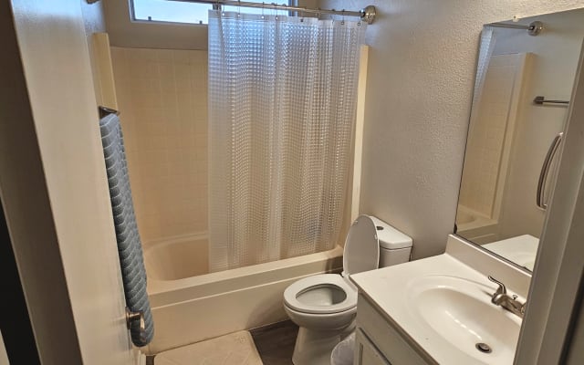 Quarto e casa de banho privativos numa casa calma e limpa. Longa duraçã