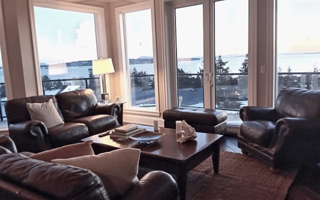A great sized ocean front view, room for 4 guests with 2 queen beds