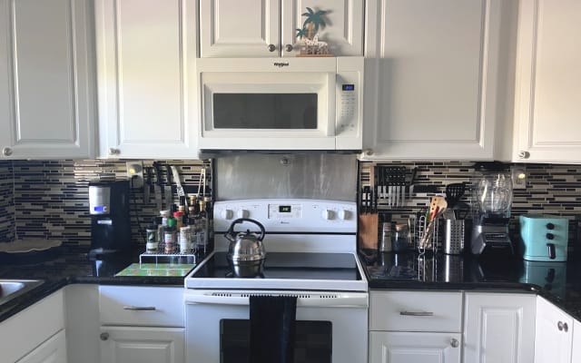 Anúncio de Christian em misterb&b - Spacious kitchen - dishwasher, disposal, oven, stovetop, microwave, blender, air fryer, coffeemaker, fridge w/ ice maker and water filtration system
