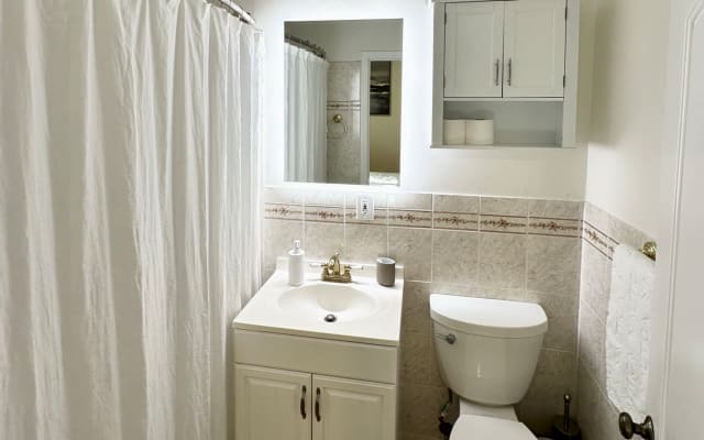 Meilleur emplacement. Chambre avec salle de bain attenante et piscine