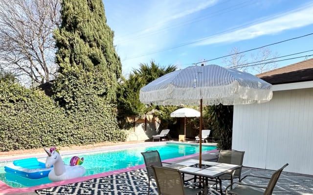 Meilleur emplacement. Chambre avec salle de bain attenante et piscine