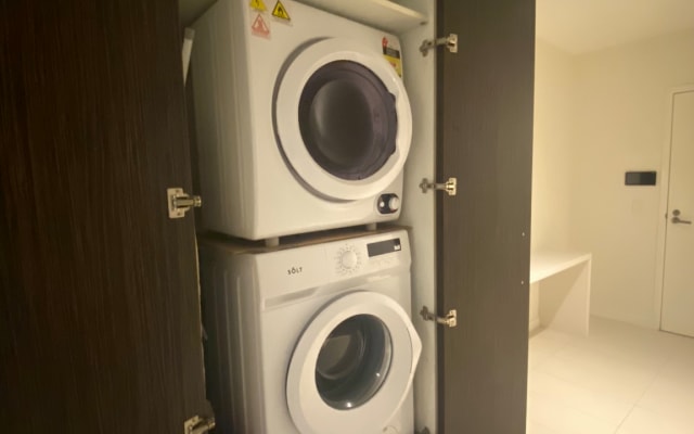 Johnny's listing on misterb&b - Washing machine, dryer, and ironing. Shared. 
