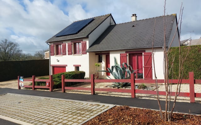 casa de pueblo cerca de un parque
y un carril bici