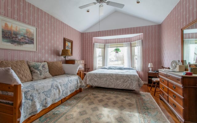 Peaceful Getaway-private master suite, pool, pond