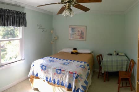 Peaceful Getaway-private master suite, pool, pond