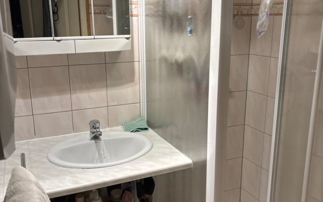 Habitación pequeña con sofá cama en Romans y desayuno incluido