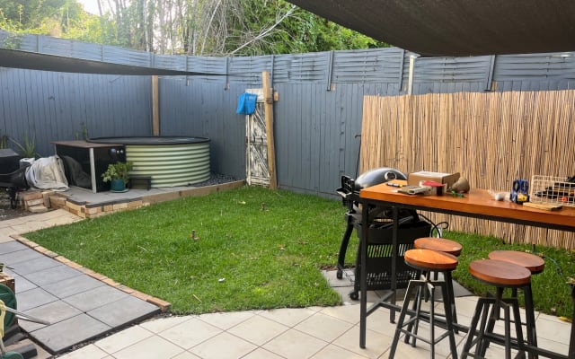 Quite private room in lovely ground floor apartment