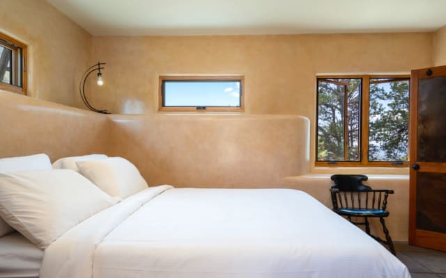 Santa Fe Ridgetop Earthship Retreat + 2 Hot Tubs + Amazing Views - Picture 13