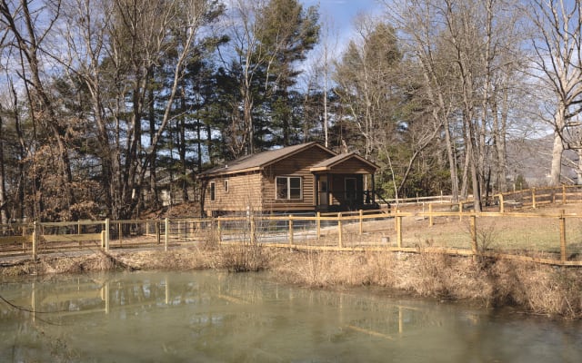 Cabine avec bain à remous dans une ferme gérée par des homosexuels
