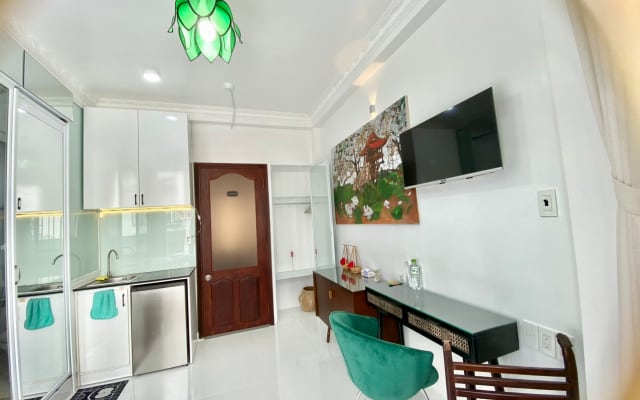 Top Floor Loft · Zoo / History Museum / US Consulate · F4