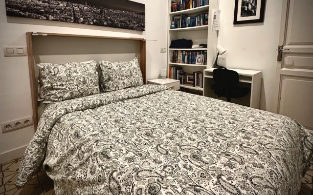 Double room with balcony in trendy Poble Sec.