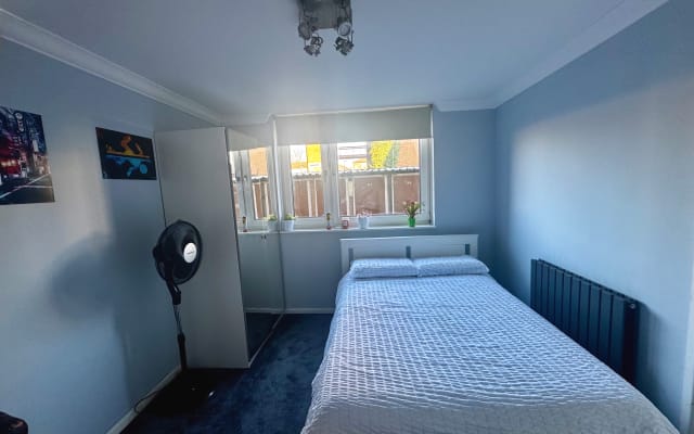 Lovely room in flat with a Garden in Stratford