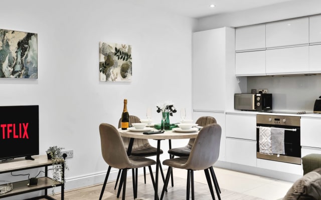 Stylish Camden Flat with Private Garden + Parking