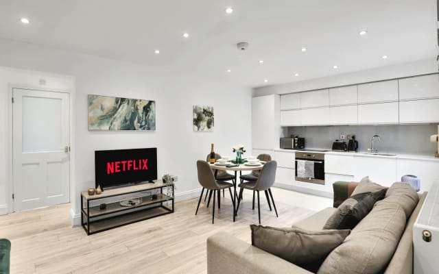 Stylish Camden Flat with Private Garden + Parking
