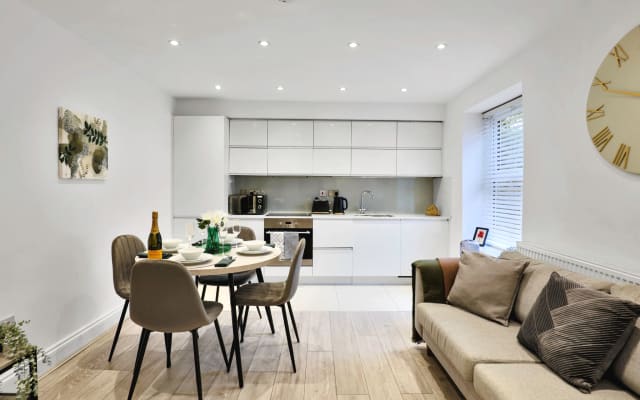 Stylish Camden Flat with Private Garden + Parking