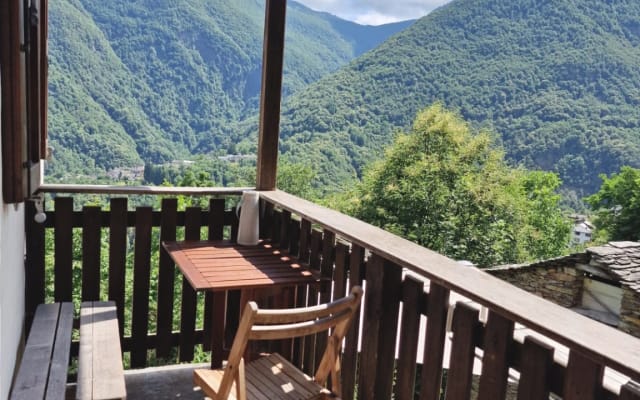 Casa Piccola, Case di zali Mundo montañoso detrás del Lago Mayor