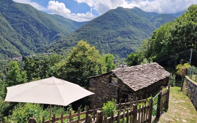 Casa Piccola, Case di zali Mundo montañoso detrás del Lago Mayor
