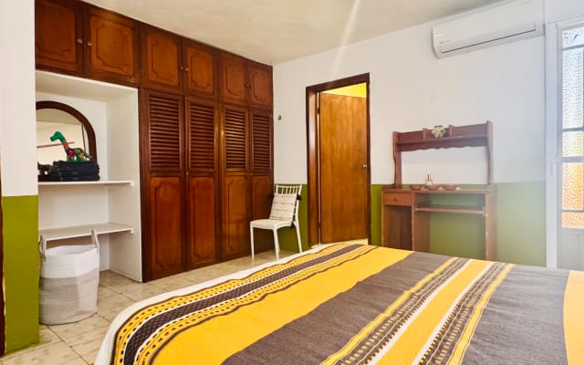 Richie's listing on misterb&b - This guest room is located on the second floor, and the air conditioning is controlled by the guest.