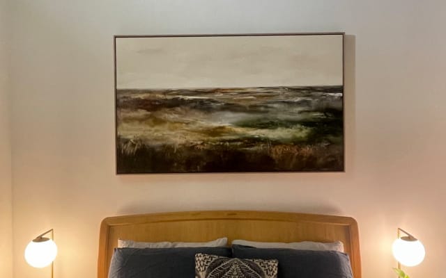 Um quarto num apartamento industrial na cidade