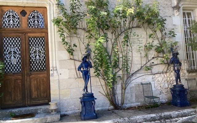 Chateau des Archeveques im Herzen eines Dorfes